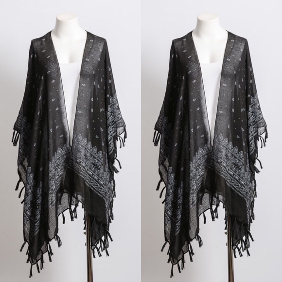 🚨 ONE LEFT 🚨 Black Paisley Kimono - Picture 2 of 2